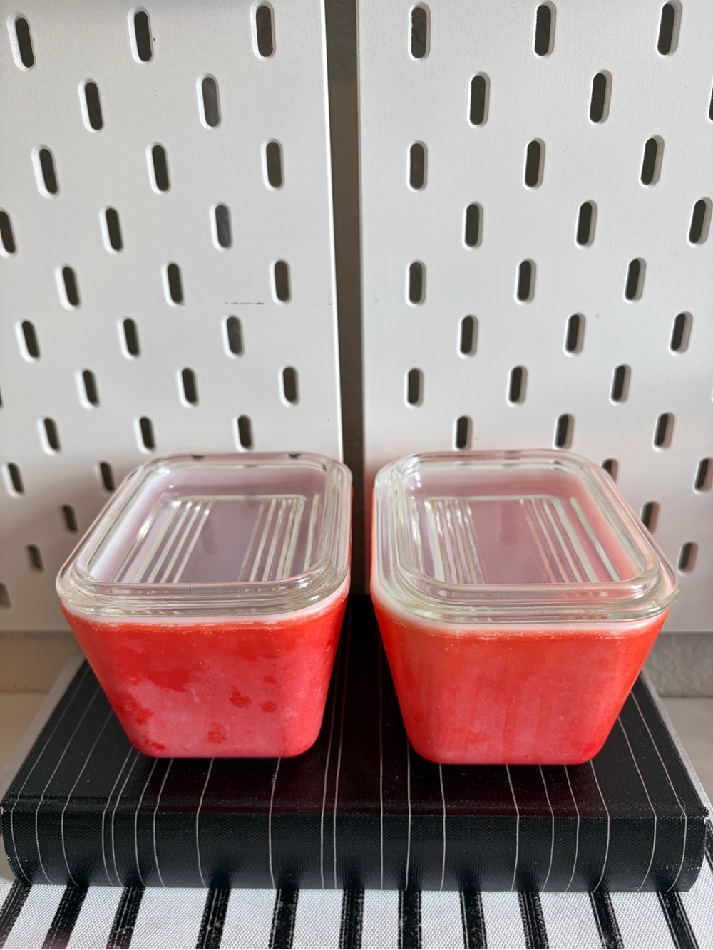 Vintage Pyrex 501-B Red Refrigerator Dishes w/ 501-C Lids – Set of 2